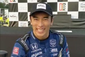 【動画：インディカー】日の丸を掲げた佐藤琢磨、優勝後の喜びの様子　興奮しすぎて「また“明日”！」
