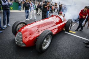 【画像：アルファロメオ】1950年F1初優勝車“アルフェッタ”をライコネンがドライブ「耳栓が必要だったよ！」