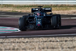 【F1新車発表】アルファロメオ、特別な“ヘビ柄”カラーリングでコースデビュー