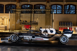 【F1新車】アルファタウリ・ホンダが新車発表！角田裕毅とガスリーが『AT02』で2021シーズンに臨む