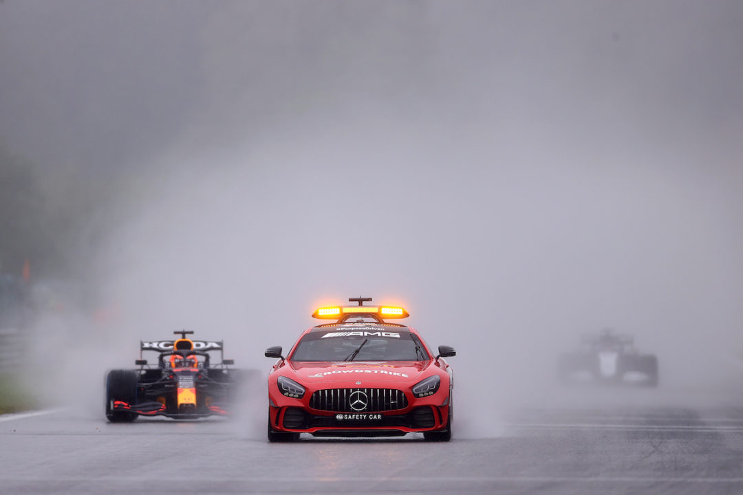 【決勝レース】雨によりスタートディレイから赤旗中断中／F1ベルギーGP