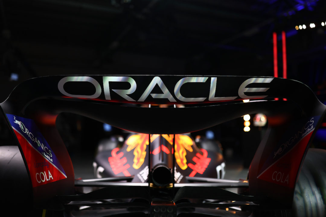 【F1新車】王者レッドブル、新チーム正式名称は「オラクル・レッドブル・レーシング」