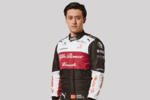 【F1新車発表会】初の中国人F1ドライバー、新人のチョウ・グァンユ「誇らしい気持ちと興奮でいっぱいだよ」