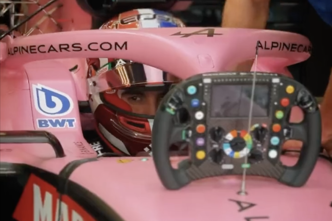 【F1バーレーンテストDay2午前】最速はピンクのアルピーヌ！トラブル続出、リカルドは今日も体調不良