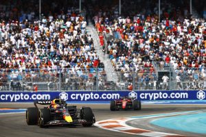 【F1マイアミGPレポート】王者フェルスタッペンがルクレールをコース上で抜いてタフなレースを制す！角田は厳しい展開