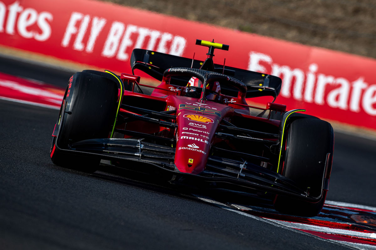 【フェラーリ】サインツ「バランスとペースは良い」最速タイムを出したFP1のフィーリングは「すぐに良いとわかった」