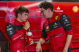 フェラーリF1代表とルクレールがモナコで会食、チーム内の不協和音は解消？元F1ドライバーらは戦略ミスに失望