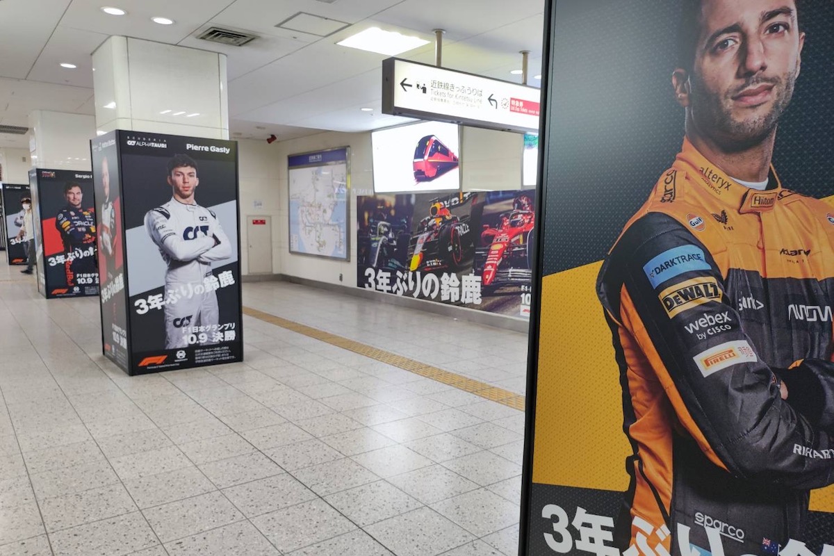 【F1日本GP】電車組は必見！近鉄名古屋駅にF1広告がずらり。15名のF1ドライバーを探せ