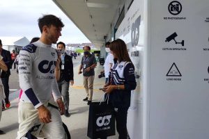 【FP3：F1日本GP】ガスリー、移籍発表後に晴れやかな表情でファン対応。アルファタウリドライバーとして最後の鈴鹿に臨む