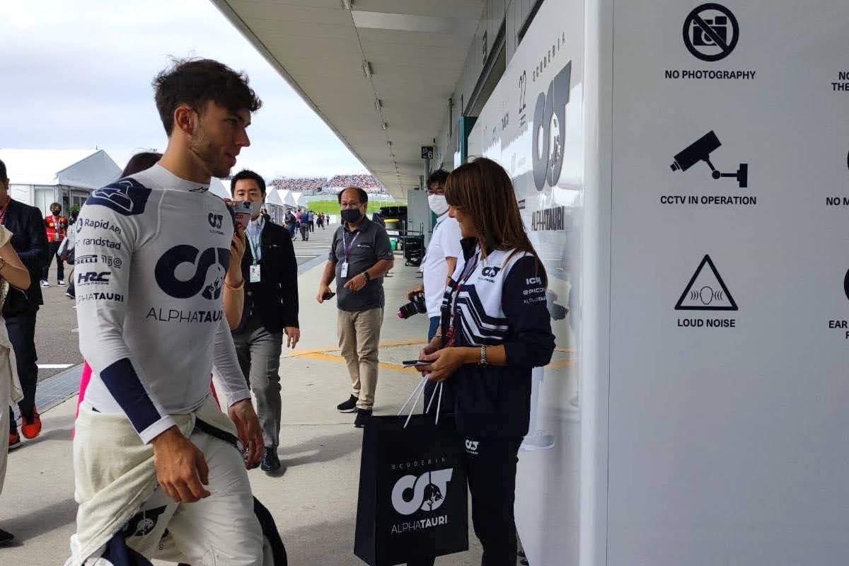【FP3：F1日本GP】ガスリー、移籍発表後に晴れやかな表情でファン対応。アルファタウリドライバーとして最後の鈴鹿に臨む