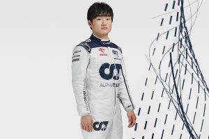F1参戦3年目の角田裕毅、アルファタウリの新レーシングスーツをお披露目！HONDAロゴの色は？