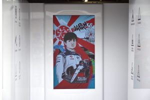 【F1日本GP】角田裕毅のかわいらしいマンガ風ポスターがピット入口に掲出