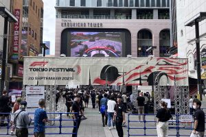 【F1 Tokyo Festival】新宿の歌舞伎町でF1公式イベント開催中！F1カーの展示、角田裕毅やフェルスタッペン、ペレス等が来場