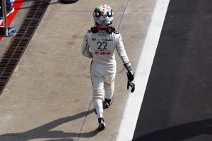 角田裕毅、レース直前に無念のリタイア「異音がしてパワーを感じられなくなった」アルファタウリF1のホームで「レースをしたかった」