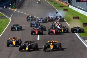 【F1日本GP】すでに4台リタイア、スタートから接触多数でセーフティカーとVSCが出る荒れたレース展開に。9番グリッドの角田裕毅ポイント圏外から再浮上狙う