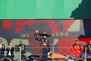 【F1メキシコGP正式結果】フェルスタッペン、新記録16勝目！リカルド7位でチームに貢献！角田裕毅は入賞圏内で、ペレスは1周目で宙に浮く･･･レース後ペナルティで順位変動も