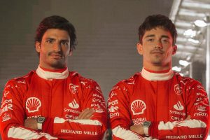 【動画・画像】フェラーリ、F1ラスベガスGP限定・2色の“クール”な新レーシングスーツを発表！