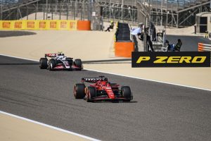 【F1テスト】プレシーズンテスト初の赤旗でセッション中断　ドライバーは待機中