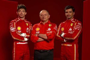 サインツ、フェラーリ代表と“長い”話し合い　フェルスタッペンや元F1王者はフェラーリとメルセデスの“困難”を予想