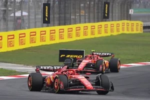 フェラーリ内の火花、サインツとルクレール間の緊張が激化—フェラーリは行動を規制すべきと提案する元F1王者