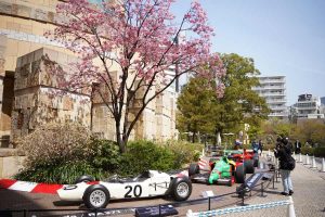 【画像多数】入場無料！F1東京フェスティバル2024が六本木ヒルズで開幕：伝説のマシン11台が満開の桜と共に展示