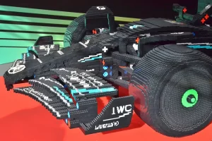 メルセデスF1の実物大レゴがF1日本GPに登場！総重量は実際のF1より軽い？重たい？