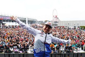 初の春開催で桜も歓迎するF1日本GP、土曜日の来場者数を発表　海外F1関係者も桜を喜ぶ